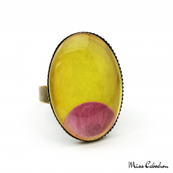 Oval fashion ring - Pink Moon on Yellow